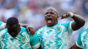 Bongi Mbonambi canta el himno de Sudáfrica
