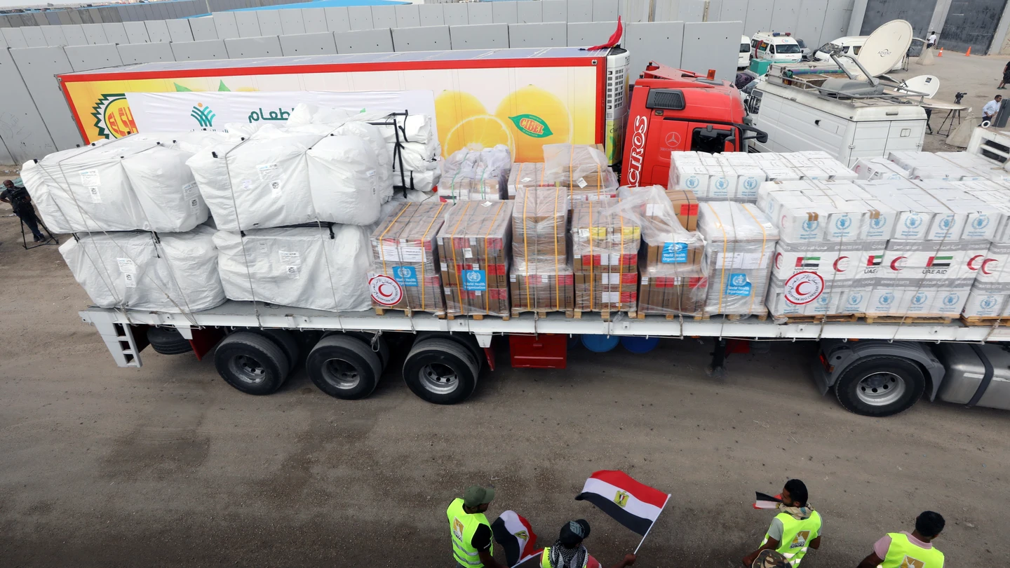Camiones de ayuda humanitaria en Rafah, el paso fronterizo entre Egipto y Gaza Camiones de ayuda humanitaria en Rafah, el paso fronterizo entre Egipto y Gaza
