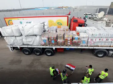 Camiones de ayuda humanitaria en Rafah, el paso fronterizo entre Egipto y Gaza