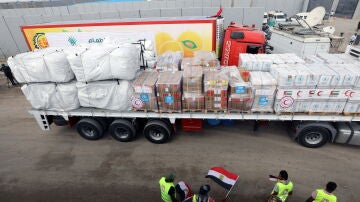 Camiones de ayuda humanitaria en Rafah, el paso fronterizo entre Egipto y Gaza