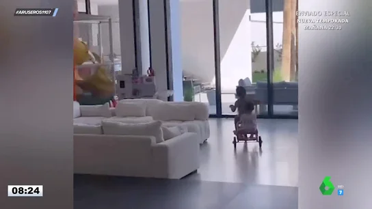 Georgina Rodríguez desvela cómo es su enorme salón con un vídeo de sus hijos jugando Georgina Rodríguez desvela cómo es su enorme salón con un vídeo de sus hijos jugando
