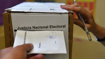 Una persona emite su voto para las elecciones presidenciales en Buenos Aires (Argentina), este 22 de octubre de 2023