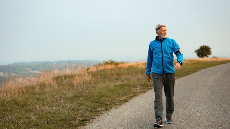 No son 10.000: estos son los pasos que deberías caminar al día para mejorar tu corazón, según los cardiólogos