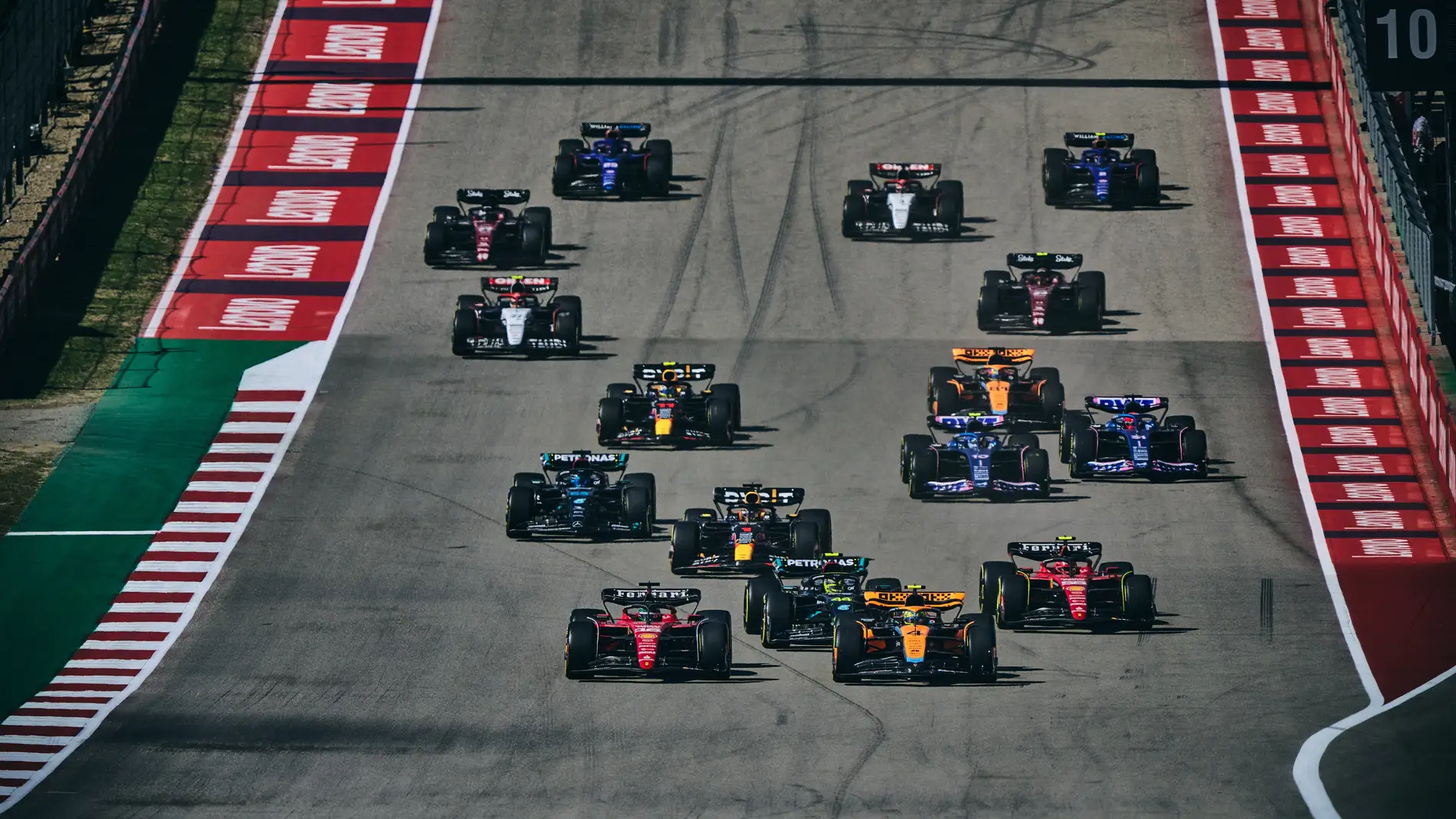 Carlos Sainz sube al podio tras las descalificaciones de Hamilton y Leclerc