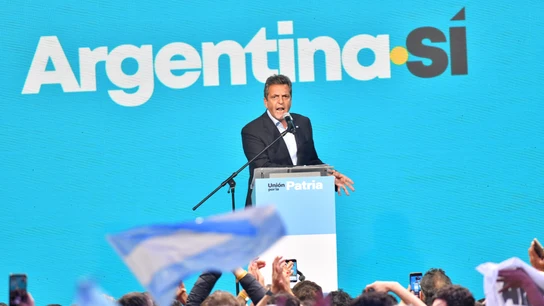 El candidato presidencial Sergio Massa habla tras conocerse los resultados de la primera vuelta de las elecciones argentinas, en Buenos Aires (Argentina). El candidato presidencial Sergio Massa habla tras conocerse los resultados de la primera vuelta de las elecciones argentinas, en Buenos Aires (Argentina).