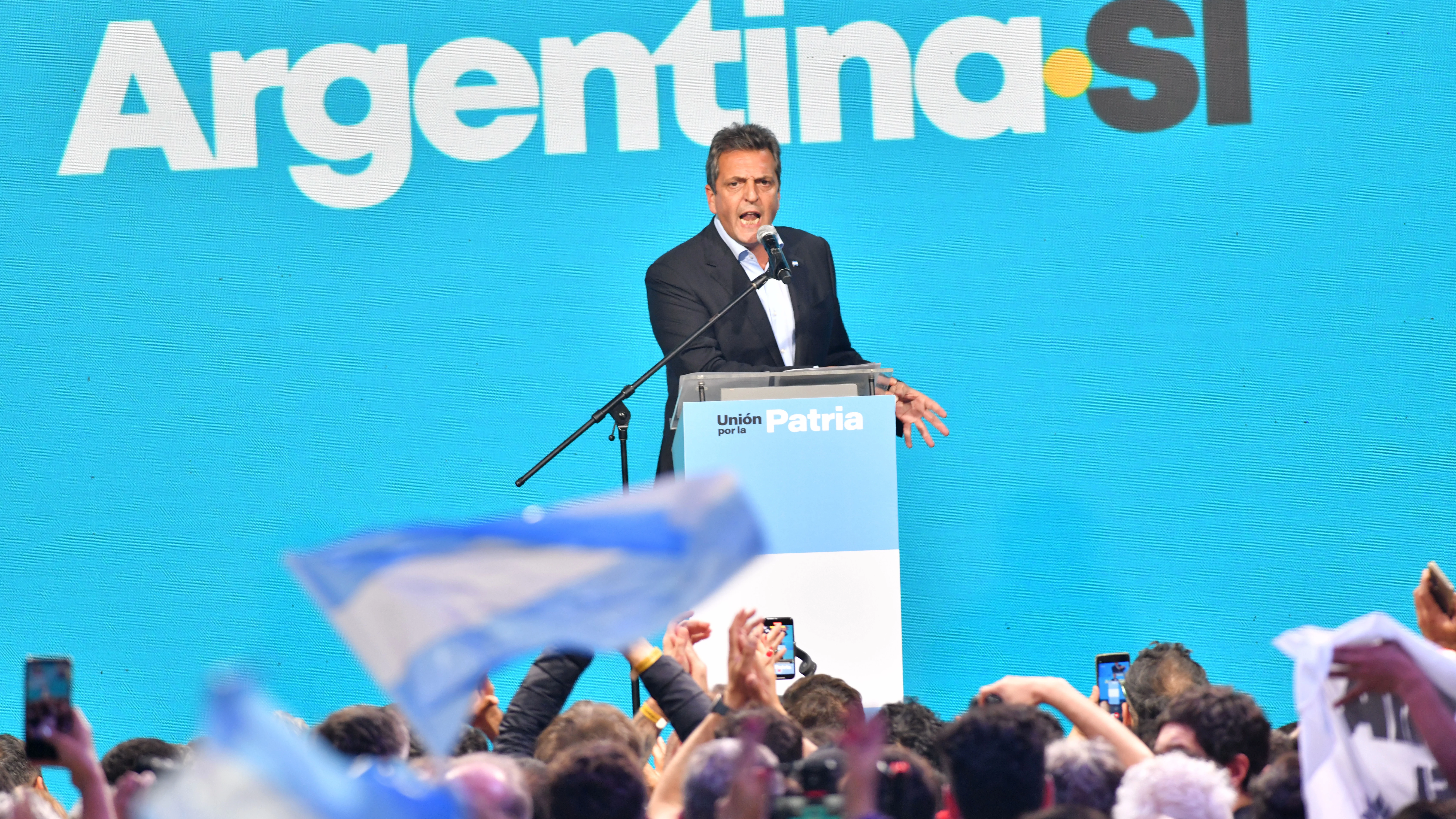 El candidato presidencial Sergio Massa habla tras conocerse los resultados de la primera vuelta de las elecciones argentinas, en Buenos Aires (Argentina).