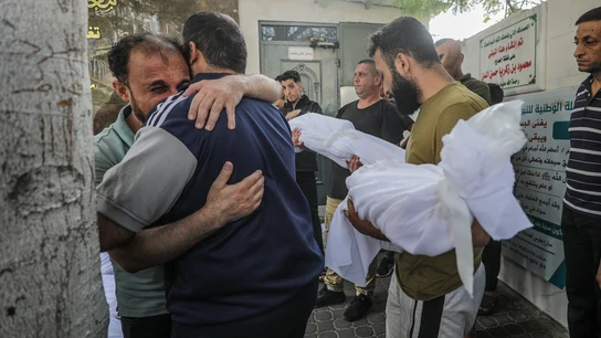 Los palestinos lloran la muerte de sus familiares en uno de los peores ataques de Israel Los palestinos lloran la muerte de sus familiares en uno de los peores ataques de Israel