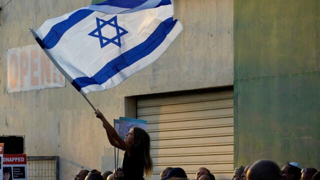 Una bandera de Israel ondeando frente a una sinagoga de Chipre