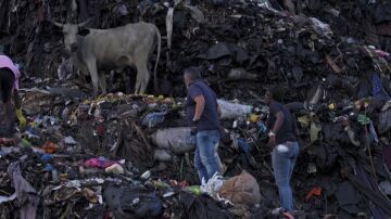 Jalis de la Serna 'escala' la escalofriante montaña de basura y ropa usada de Old Fadama, donde viven más de 80.000 personas
