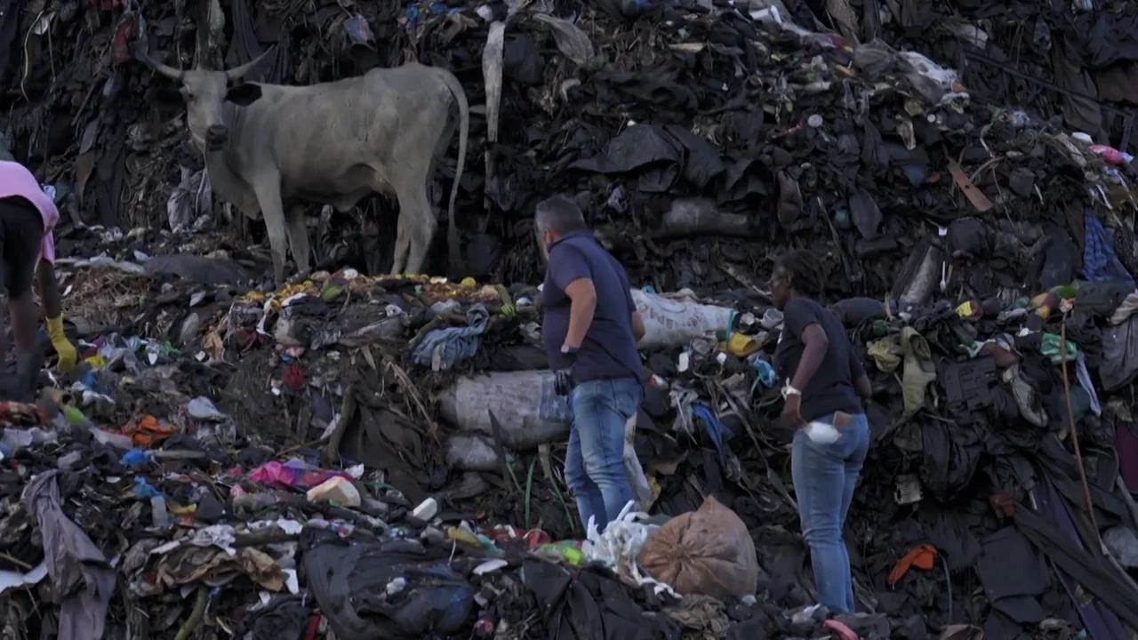 Jalis de la Serna 'escala' la escalofriante montaña de basura y ropa usada de Old Fadama, donde viven más de 80.000 personas