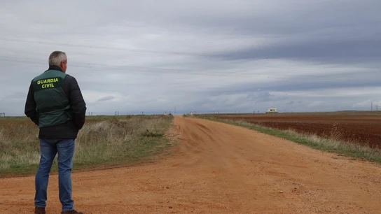 Un agente de la Guardia Civil, en la zona donde encontraron el cuerpo sin vida de Arancha Un agente de la Guardia Civil, en la zona donde encontraron el cuerpo sin vida de Arancha