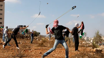 Palestinos lanzando piedras en el marco del 13.º aniversario de la Segunda Intifada