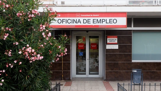 Entrada de una Oficina de Empleo en Madrid. Entrada de una Oficina de Empleo en Madrid.