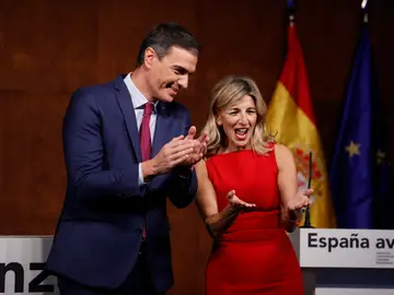 Pedro Sánchez y Yolanda Díaz, tras el anuncio del acuerdo entre PSOE y Sumar