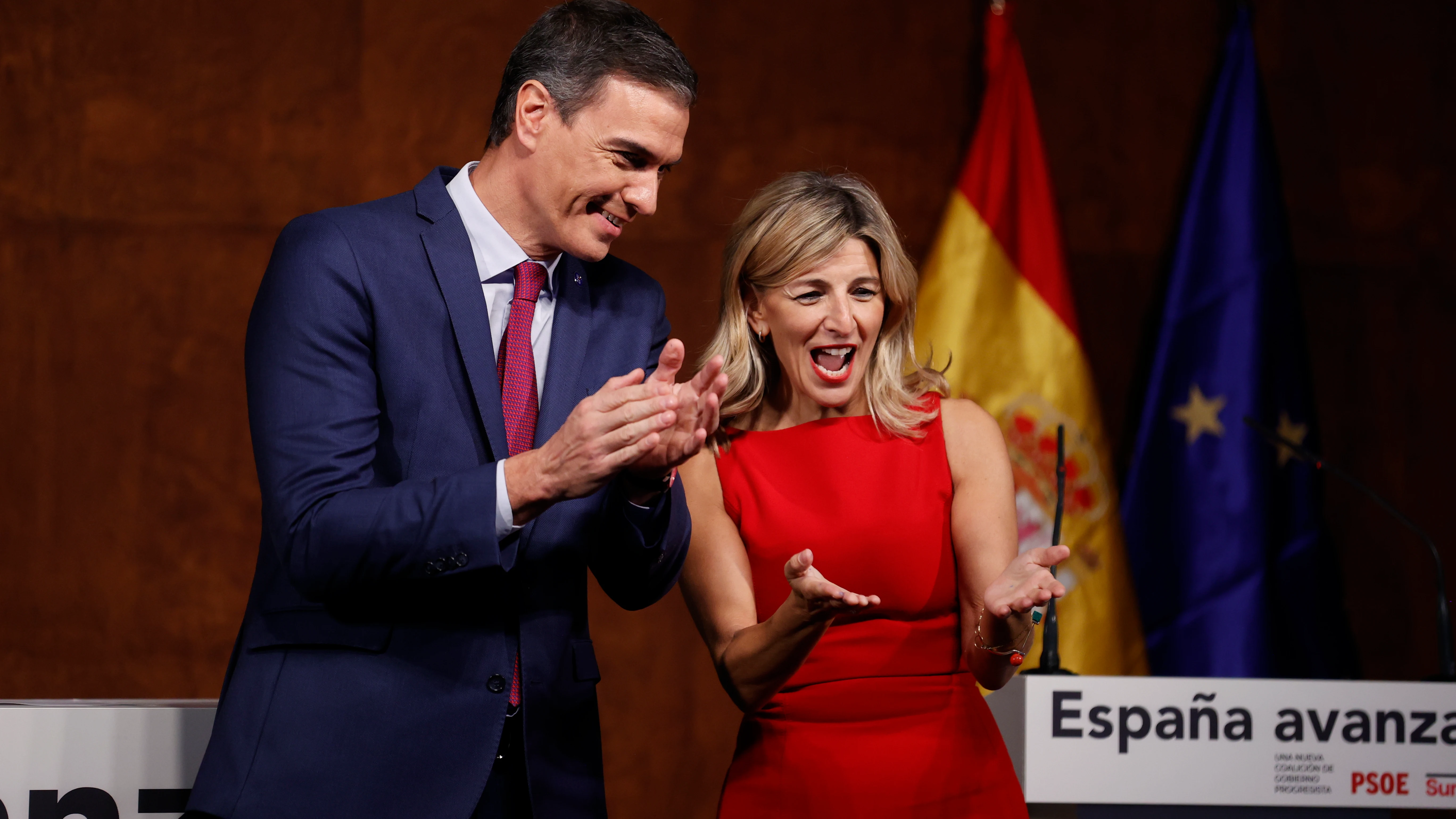 Pedro Sánchez y Yolanda Díaz, tras el anuncio del acuerdo entre PSOE y Sumar