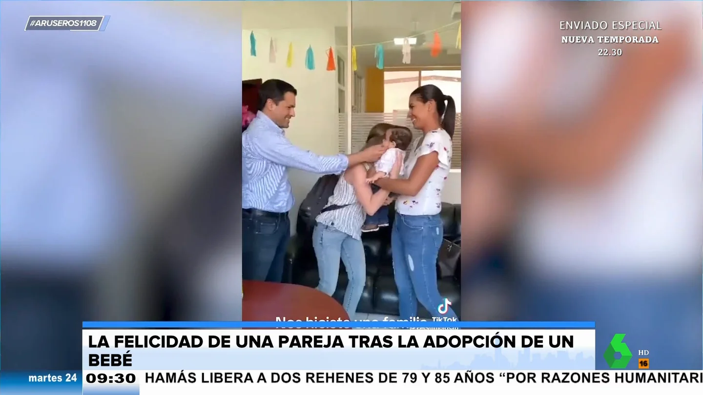 El emotivo momento en el que una pareja consigue adoptar por fin a su bebé: "Su niño aún no tenía sus abrazos" El emotivo momento en el que una pareja consigue adoptar por fin a su bebé: "Su niño aún no tenía sus abrazos"