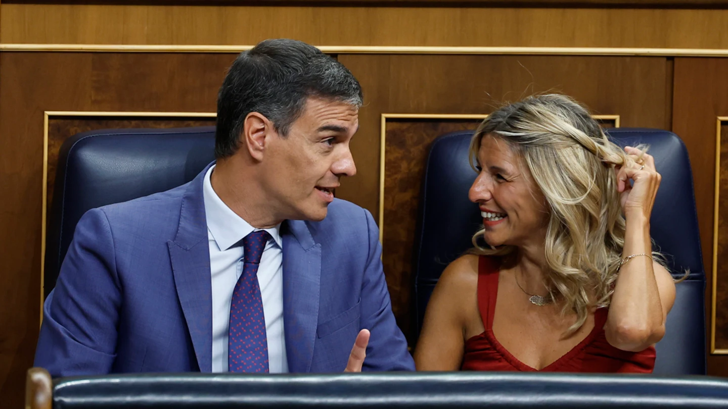 El presidente del Gobierno en funciones y diputado socialista Pedro Sánchez y la ministra de Trabajo en funciones y diputada de Sumar Yolanda Díaz en el Congreso. El presidente del Gobierno en funciones y diputado socialista Pedro Sánchez y la ministra de Trabajo en funciones y diputada de Sumar Yolanda Díaz en el Congreso.
