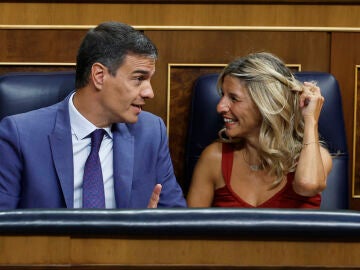 El presidente del Gobierno en funciones y diputado socialista Pedro Sánchez y la ministra de Trabajo en funciones y diputada de Sumar Yolanda Díaz en el Congreso. 