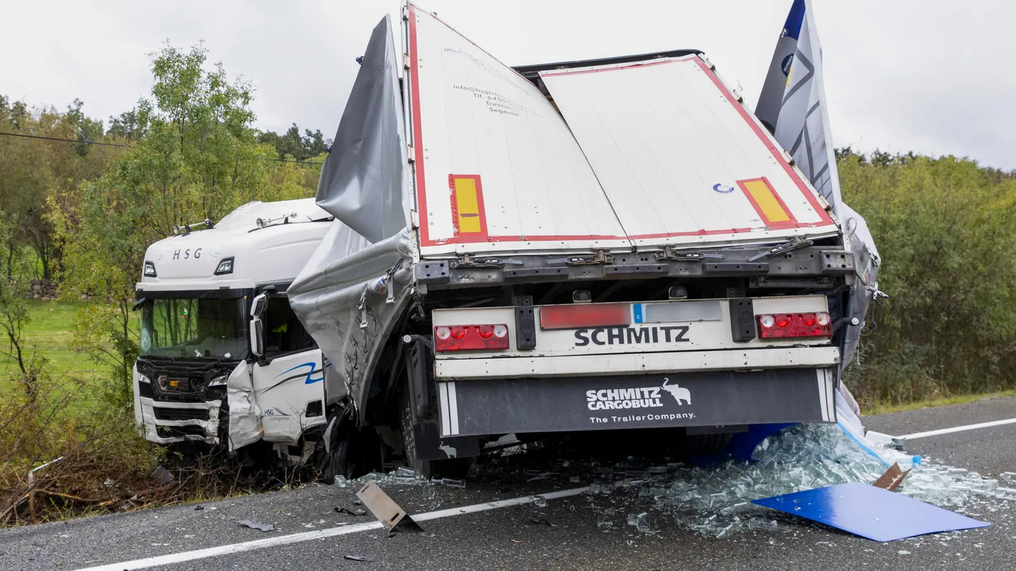 Mueren una mujer y sus tres hijos menores en un accidente de tráfico en Segovia Mueren una mujer y sus tres hijos menores en un accidente de tráfico en Segovia
