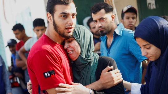 Los palestinos lloran la muerte de familiares asesinados por Israel este martes 24 de octubre en Khan Younis, al sur de Gaza. Los palestinos lloran la muerte de familiares asesinados por Israel este martes 24 de octubre en Khan Younis, al sur de Gaza.