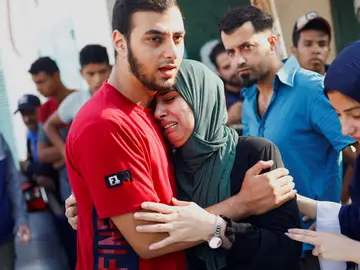 Los palestinos lloran la muerte de familiares asesinados por Israel este martes 24 de octubre en Khan Younis, al sur de Gaza.