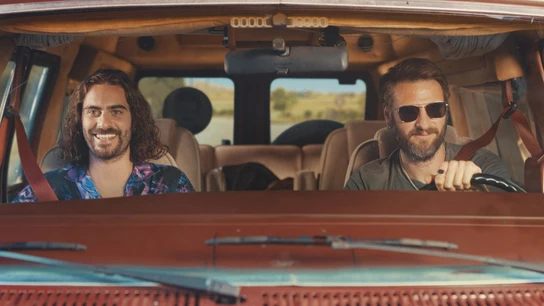 Ibrahim al Shami como Javi junto a Pedro Ángel Roca que interpreta a Iván en 'Deudas'. Ibrahim al Shami como Javi junto a Pedro Ángel Roca que interpreta a Iván en 'Deudas'.