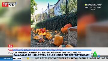 Un sacerdote destroza las calabazas de Halloween de los niños del pueblo por considerarlas satánicas