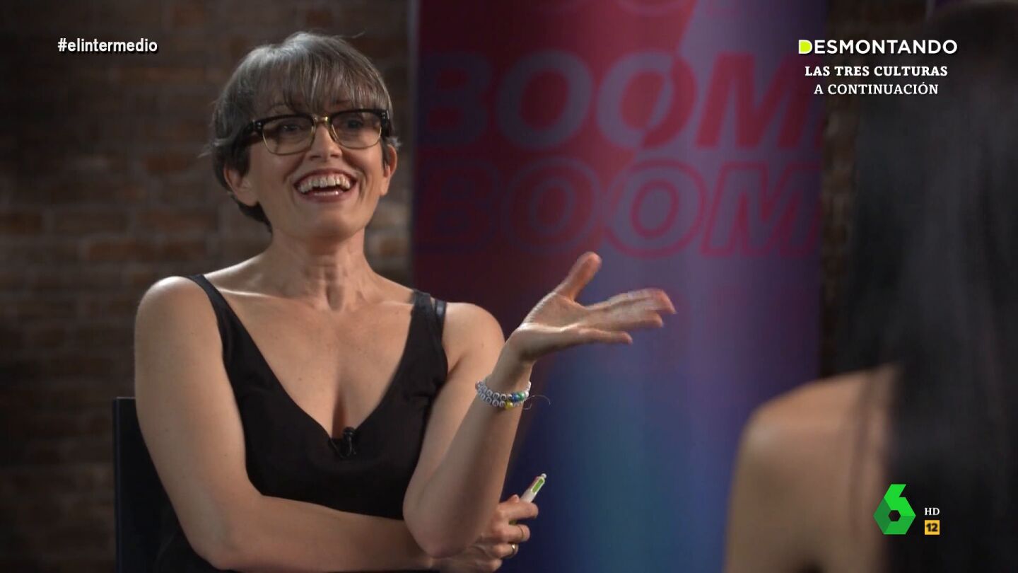 Alba Moreno arrasa en Tik Tok con sus v&iacute;deos divulgativos sobre f&iacute;sica. En este v&iacute;deo, explica a Thais Villas con su particular y accesible estilo c&oacute;mo funcionan los colores. La entusiasmada reacci&oacute;n de la reportera de El Intermedio, en este v&iacute;deo.