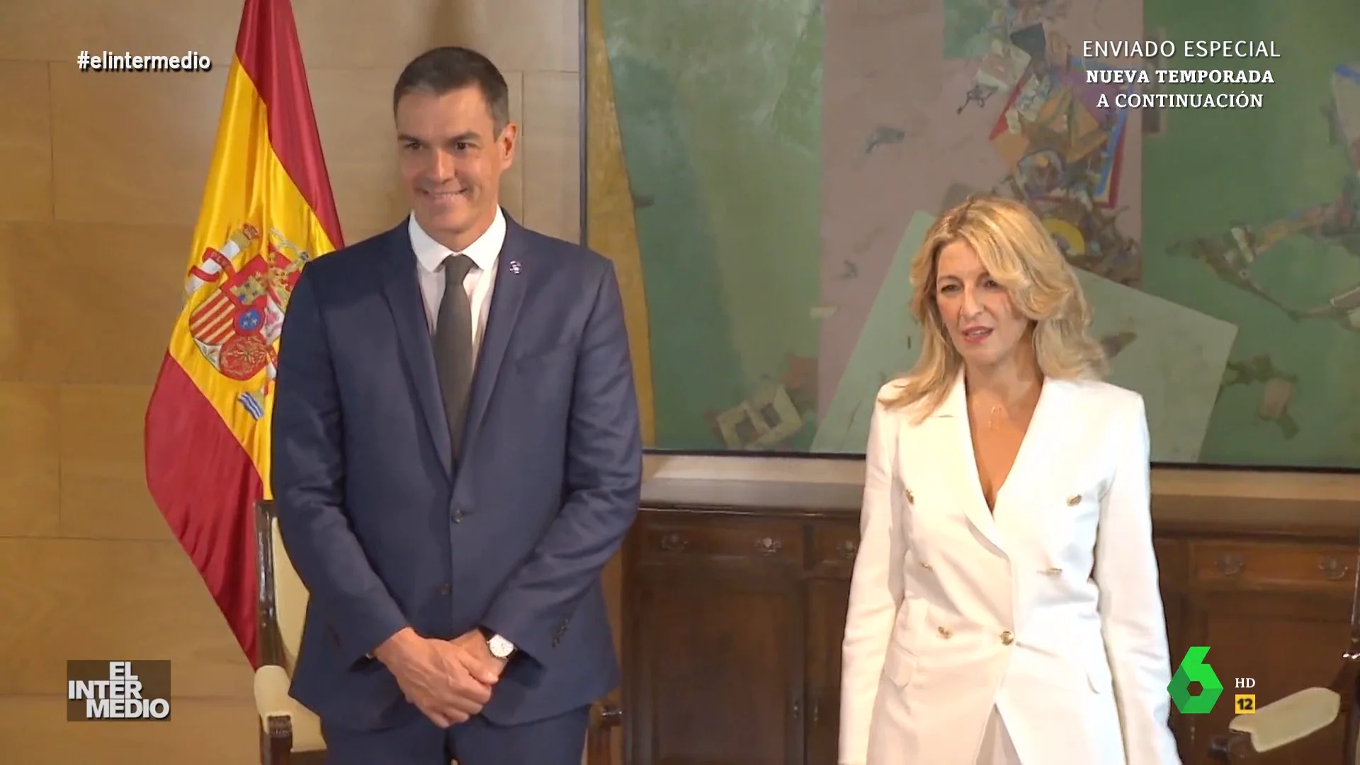 En este montaje de El Intermedio, el NODO retransmite la 'boda' de Pedro Sánchez y Yolanda Díaz tras el anuncio de su pacto de Gobierno. Cuando muestran la 'tarta nupcial', se cuela un invitado sorpresa que se puede ver en este vídeo.