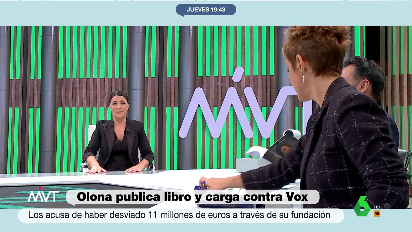 Macarena Olona interrumpe la entrevista para regalar su libro a Iñaki López y Cristina Pardo "Qué detalle para tratar de ganarse al entrevistador", reacciona Iñaki López cuando Macarena Olona les regala a él y a Cristina Pardo su libro dedicado. Puedes ver este curioso momento en este vídeo.