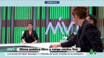 Macarena Olona interrumpe la entrevista para regalar su libro a Iñaki López y Cristina Pardo