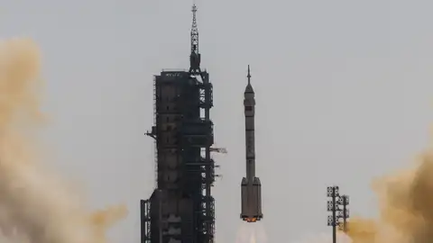 China manda al espacio a su tripulación más joven de ex pilotos de combate: el vídeo del despegue China manda al espacio a su tripulación más joven de ex pilotos de combate: el vídeo del despegue