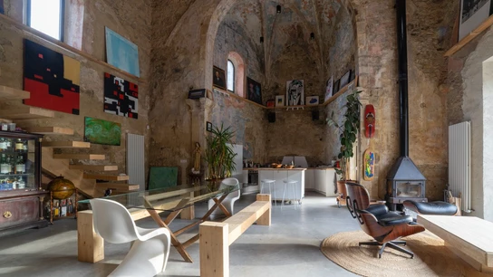 Uno de los rincones de esta iglesia reconvertida en vivienda, con el altar al fondo. Uno de los rincones de esta iglesia reconvertida en vivienda, con el altar al fondo.