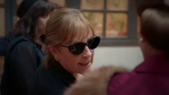 El primer encontronazo entre Pepa Carranza y la "maldita lisiada" de Doña Consuelo ('Deudas') en el funeral El primer encontronazo entre Pepa Carranza y la "maldita lisiada" de Doña Consuelo ('Deudas') en el funeral