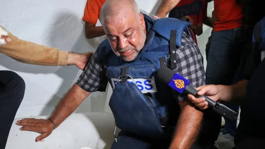 El jefe de la oficina de Al Jazeera en Gaza y corresponsal del canal, devastado tras perder a su familia en un ataque israelí El jefe de la oficina de Al Jazeera en Gaza y corresponsal del canal, devastado tras perder a su familia en un ataque israelí