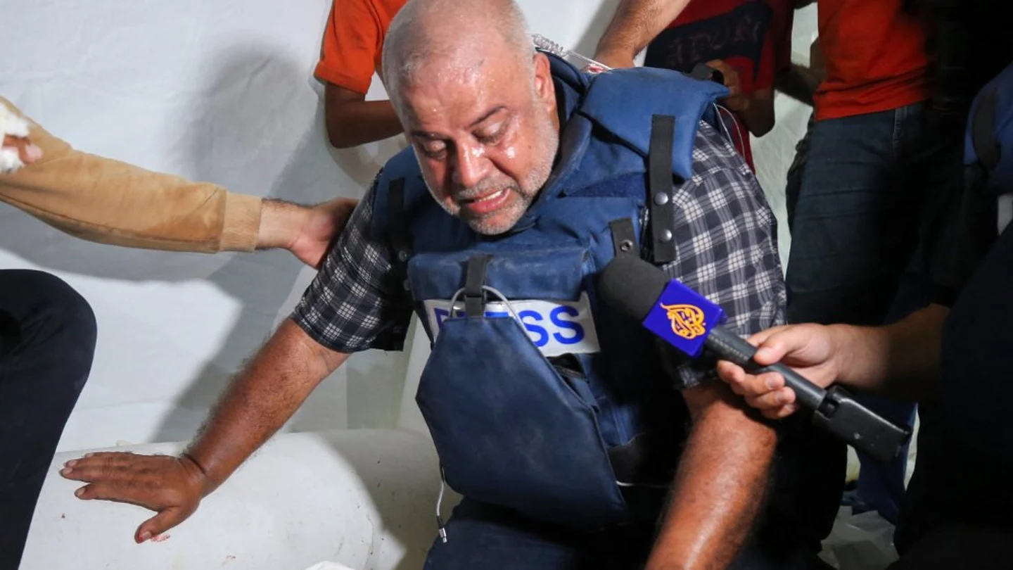 El jefe de la oficina de Al Jazeera en Gaza y corresponsal del canal, devastado tras perder a su familia en un ataque israelí El jefe de la oficina de Al Jazeera en Gaza y corresponsal del canal, devastado tras perder a su familia en un ataque israelí