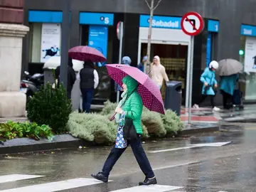 Persona caminando bajo la lluvia.