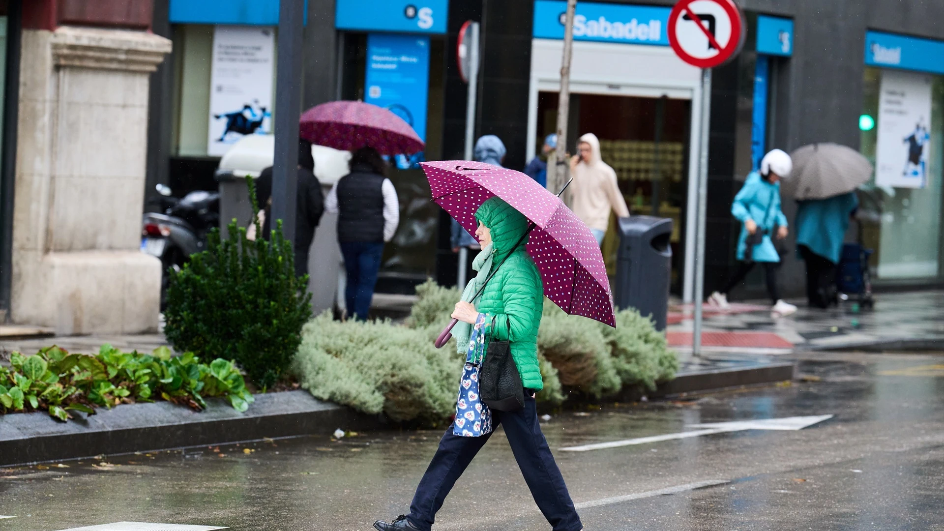 Persona caminando bajo la lluvia.