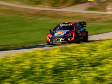 Thierry Neuville lidera con la lucha por el título del WRC como protagonista Thierry Neuville lidera con la lucha por el título del WRC como protagonista