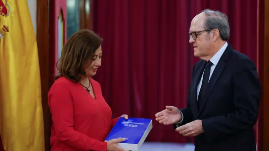 El defensor del Pueblo, Ángel Gabilondo, entrega a la presidenta del Congreso, Francina Armengol, el informe del Defensor del Pueblo sobre denuncias por abusos sexuales en el ámbito de la Iglesia católica. El defensor del Pueblo, Ángel Gabilondo, entrega a la presidenta del Congreso, Francina Armengol, el informe del Defensor del Pueblo sobre denuncias por abusos sexuales en el ámbito de la Iglesia católica.