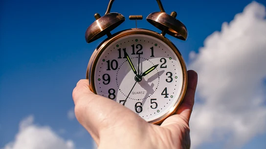 Imagen de archivo de una persona sujetando un reloj Por qué se cambia la hora en España