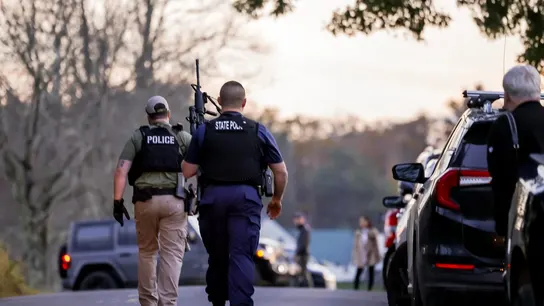 Caza al hombre en EEUU: buscan al tirador que ha matado a al menos 18 personas en Lewiston, EEUU Caza al hombre en EEUU: buscan al tirador que ha matado a al menos 18 personas en Lewiston, EEUU