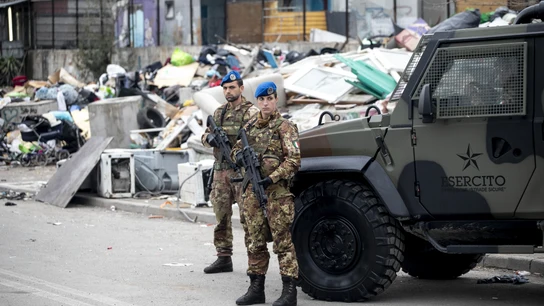 Hallado un arsenal de armas y droga de la Camorra tapiado en una vivienda cerca de Nápoles Hallado un arsenal de armas y droga de la Camorra tapiado en una vivienda cerca de Nápoles