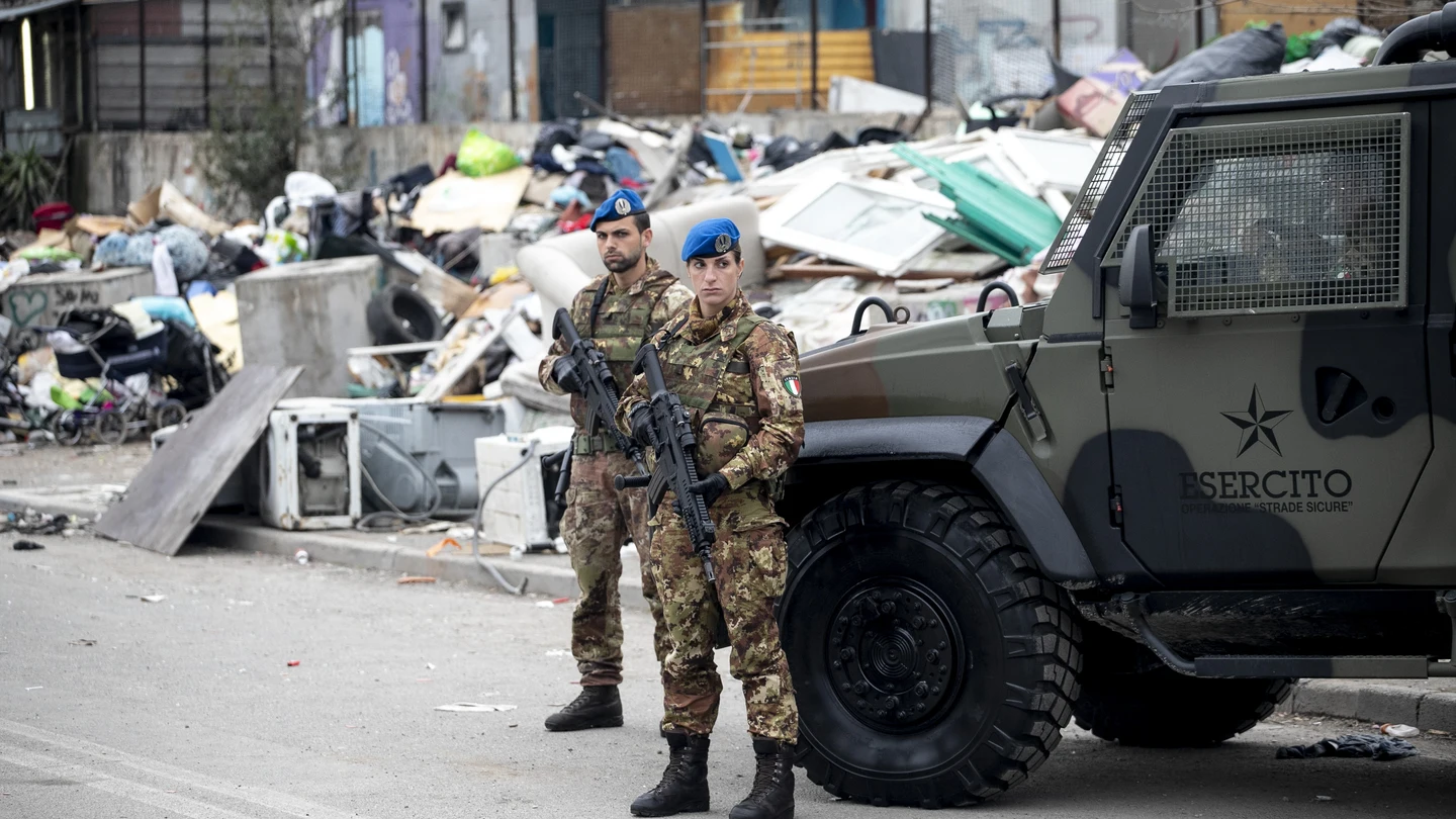 Hallado un arsenal de armas y droga de la Camorra tapiado en una vivienda cerca de Nápoles Hallado un arsenal de armas y droga de la Camorra tapiado en una vivienda cerca de Nápoles