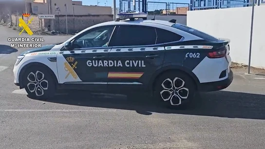Coche de la Guardia Civil en el lugar de la detención Coche de la Guardia Civil en el lugar de la detención