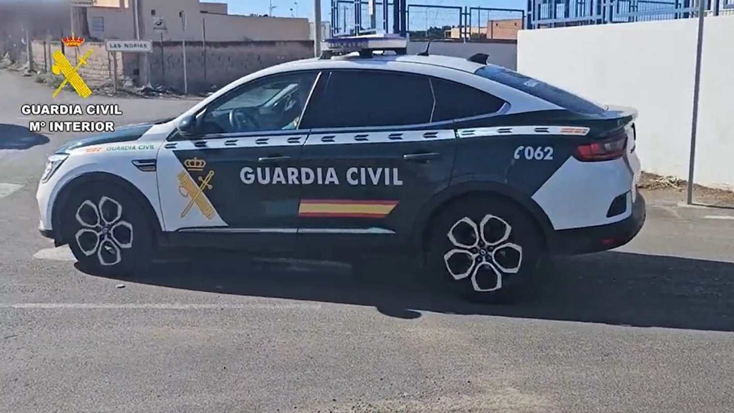 Coche de la Guardia Civil en el lugar de la detención Coche de la Guardia Civil en el lugar de la detención