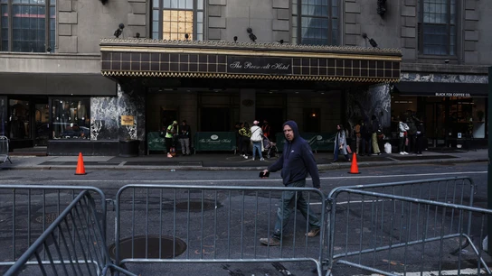 Personas hacen cola ante el Hotel Roosevelt de Nueva York, convertido en un centro de recepción de migrantes Personas hacen cola ante el Hotel Roosevelt de Nueva York, convertido en un centro de recepción de migrantes