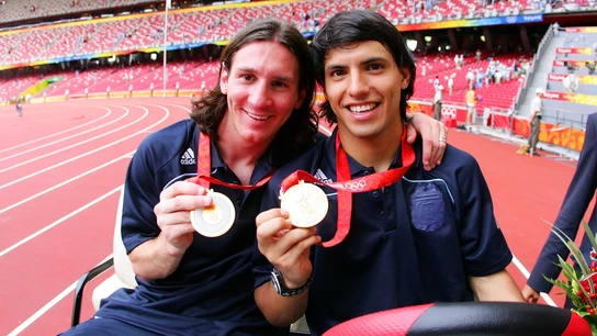 Leo Messi, junto a Agüero tras ganar el oro en Pekín 2008 Leo Messi, junto a Agüero tras ganar el oro en Pekín 2008