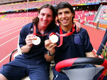 Leo Messi, junto a Agüero tras ganar el oro en Pekín 2008