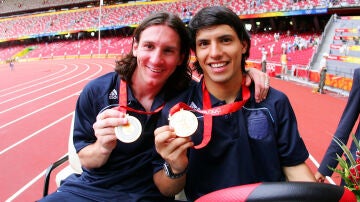 Leo Messi, junto a Agüero tras ganar el oro en Pekín 2008